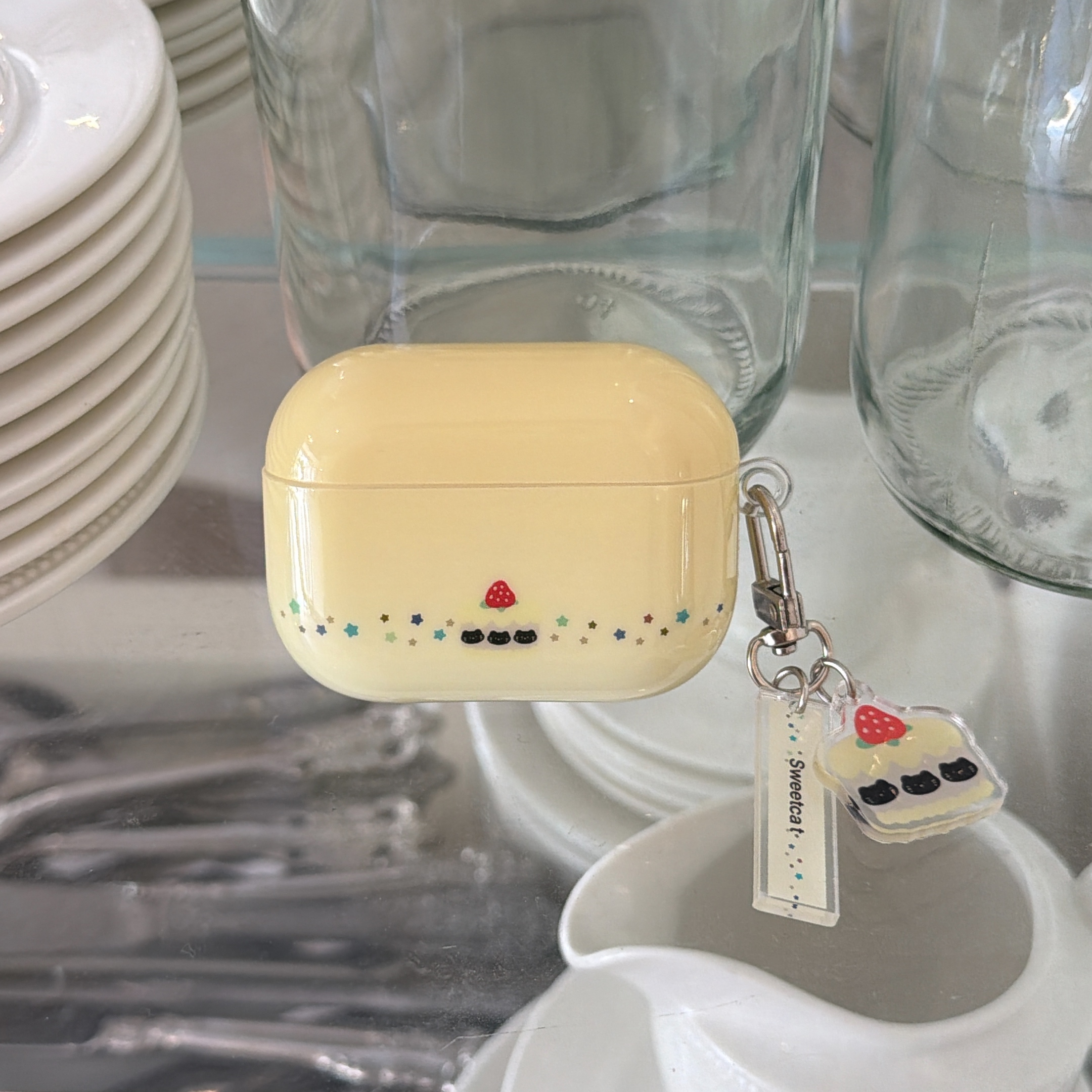 Cartoon Kitten Strawberry Cake - đánh giá và giá Yellow Phone Accessories